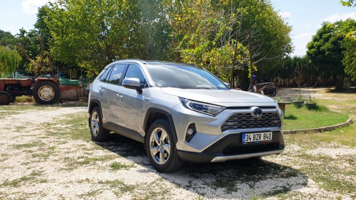 RAV4 ile Arazide Hibrit Konforu