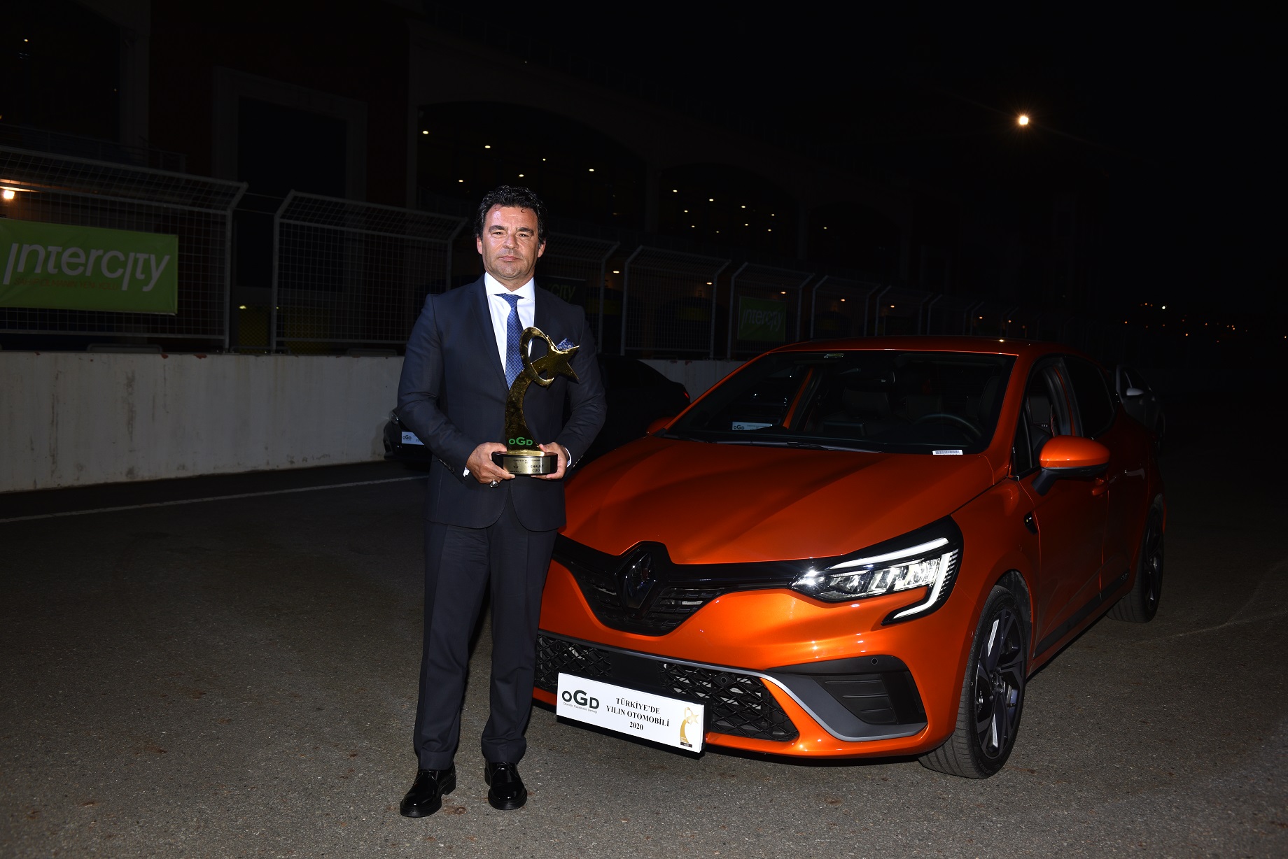 Yeni Renault Clio Turkiye De Yilin Otomobili Secildi Carhybridcharge Car Sharz Carsharz Car Sharz Tuanamedya