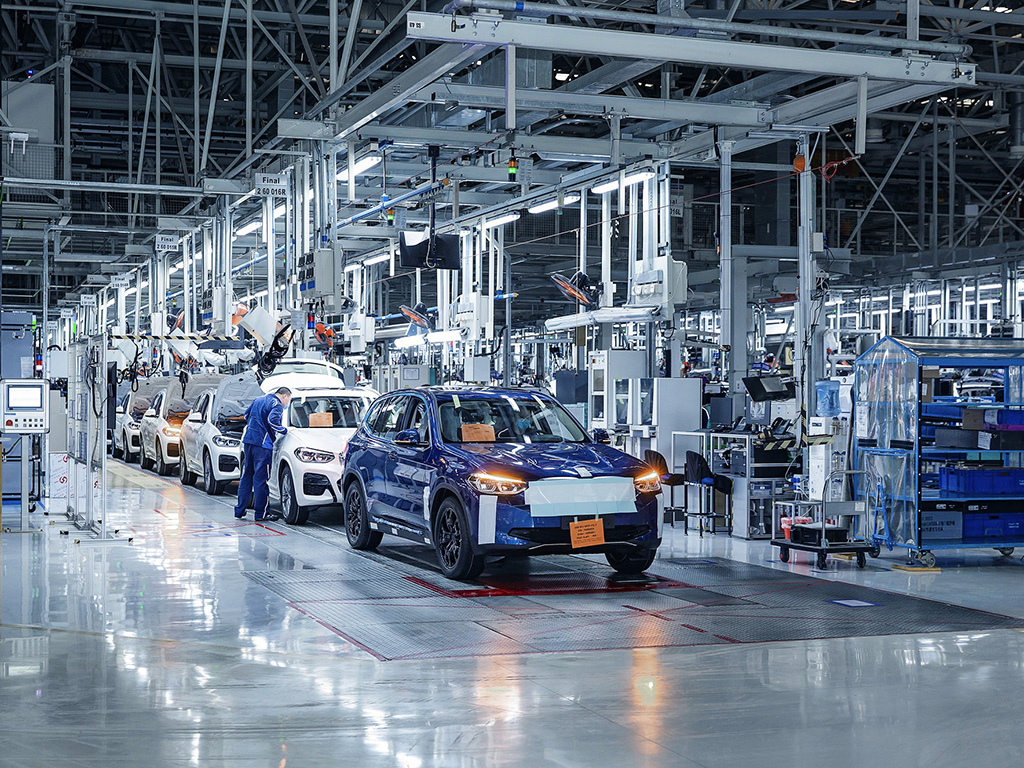 Yeni BMW iX3 seri üretim yolunda son hazırlıklarını tamamladı