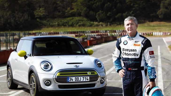 Efsane Pilot İbrahim Okyay, MINI Electric modelini pistte test etti