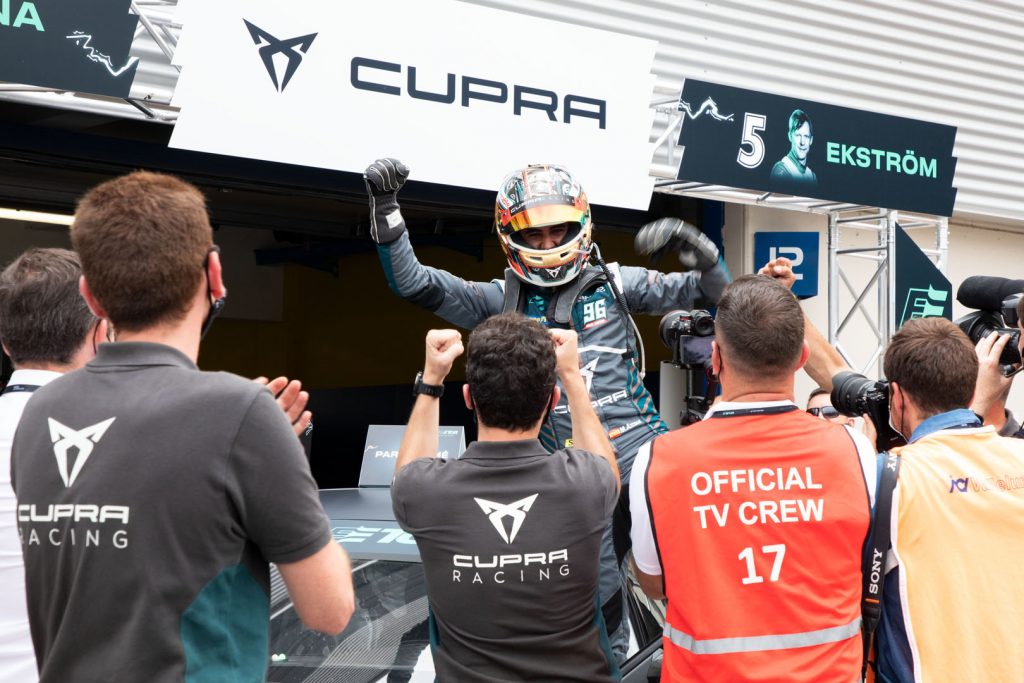 Dünyanın tamamen elektrikli ilk touring otomobil yarışında zafer CUPRA’nın