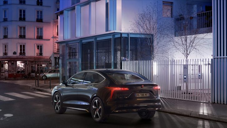 Araç çağırma hizmetleri için yeni %100 elektrikli sedan Mobilize Limo
