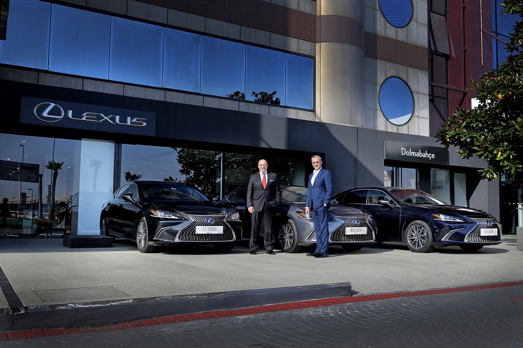 Lexus’un Premium Hibrit Sedanı ES 300h “AvecRent a Car” Filosuna Katıldı