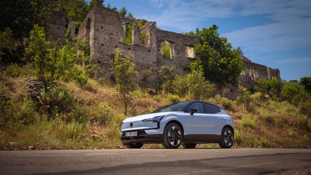 Volvo’nun En Kompakt ve Tamamen Elektrikli SUV’u EX30 Türkiye Yollarında