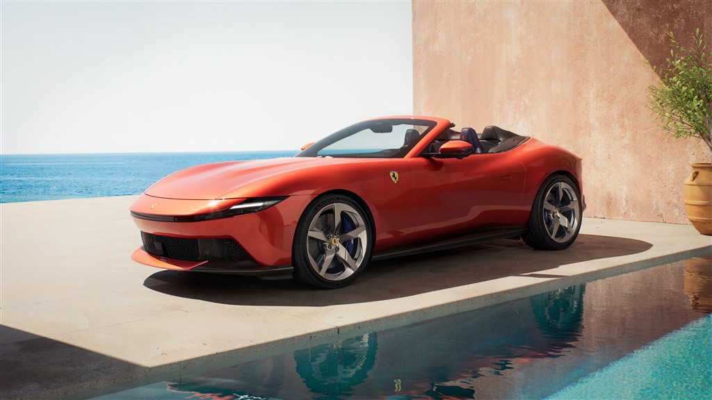 FERRARI AMALFI SPIDER AÇIK HAVA SÜRÜŞÜNÜ YENİDEN TANIMLIYOR!