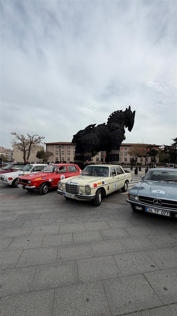 KLASİK OTOMOBİLLER RÜZGAR ŞEHRİ ÇANAKKALE’DEN RÜZGAR GİBİ GEÇTİ